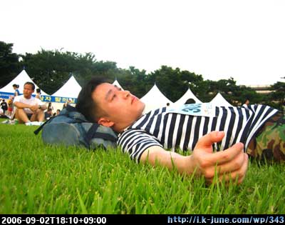 우주인 선발 체력측정후 잔디밭에 눕다.
