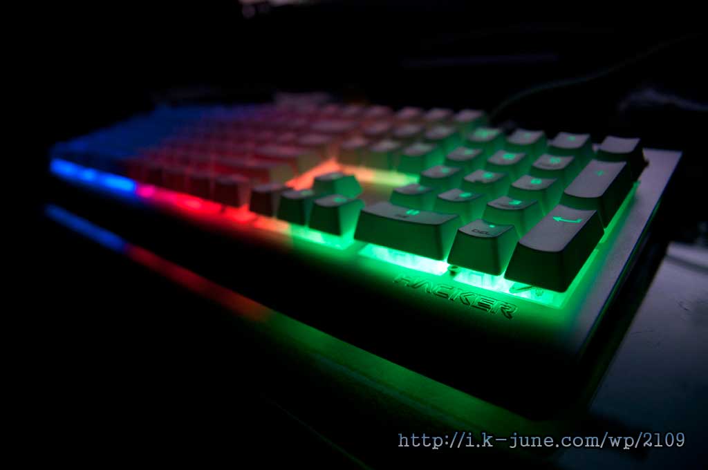 어둠 속에서 파란색,빨간색,녹색의 LED가 빛나는 키보드의 모습