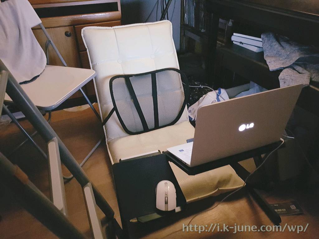 아이보리색 좌식 의자와 하얀색 LG노트북