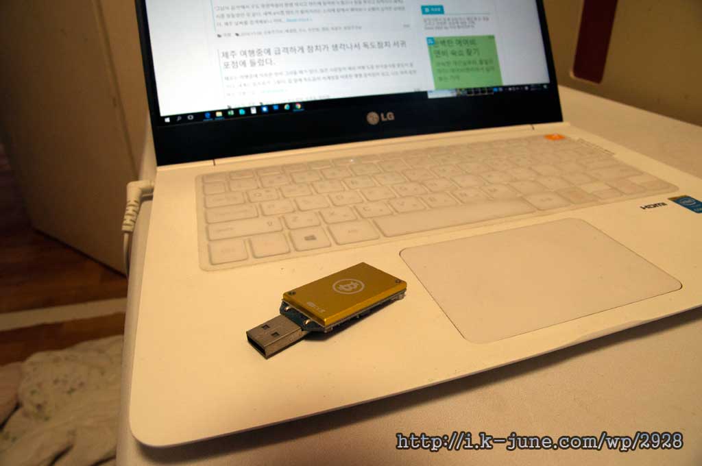 금색 비트코인 USB 채굴기의 모습